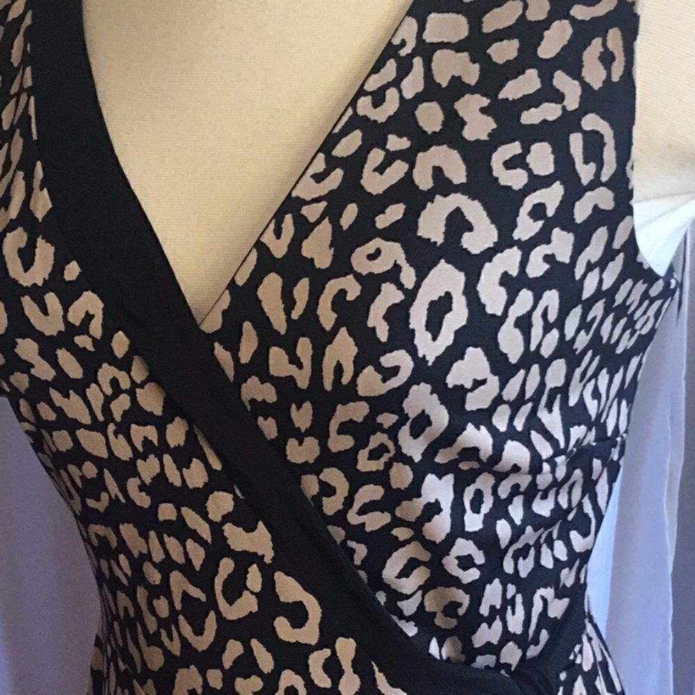 Faux wrap style dress in animal print, pull on v neck, size small SHELBY/PALMER - Picture 7 of 13